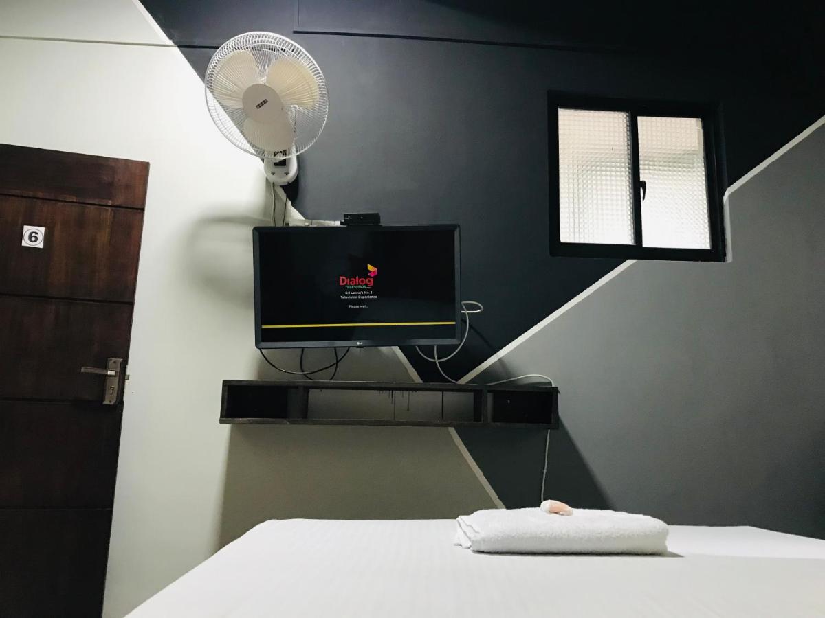 Alina Budget Hotel Kaduwela Exteriör bild