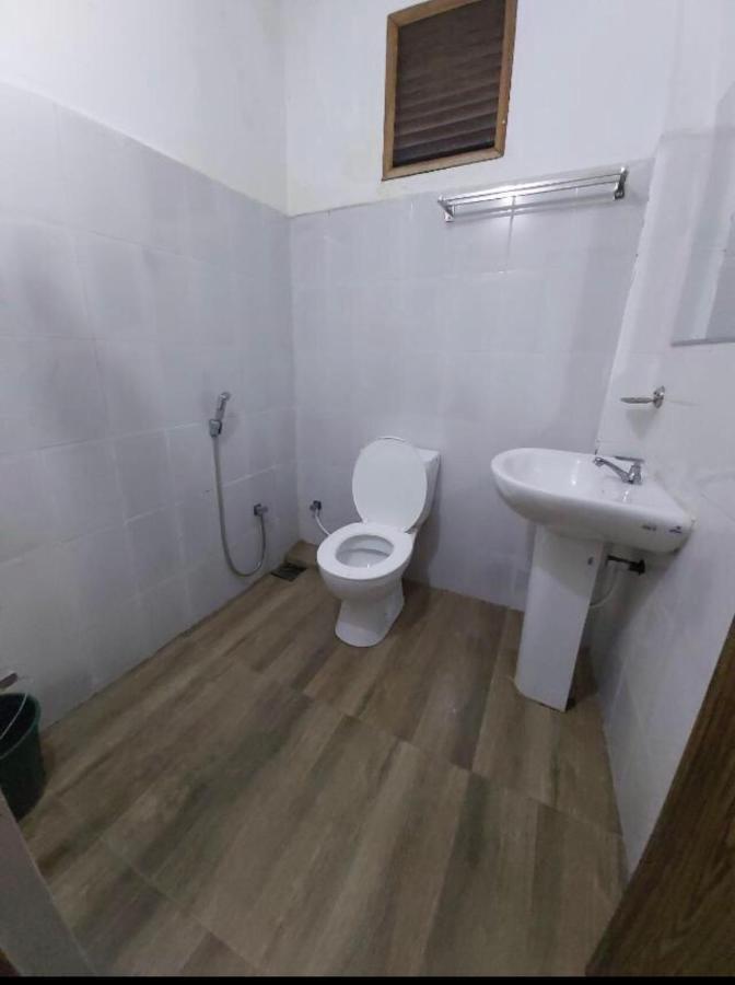 Alina Budget Hotel Kaduwela Exteriör bild
